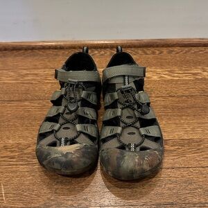 KEEN Unisex Child Newport H2 Closed Toe Water Sandals - Green with Camouflage